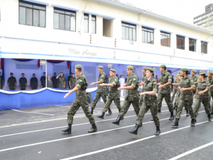 Desfile da tropa durante cerimônia de Aniversário do HMAR